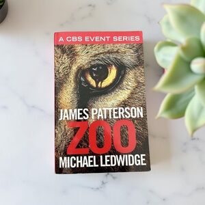 🌷 2 for $15 🌷 Zoo by James Patterson - Red Cover Edition